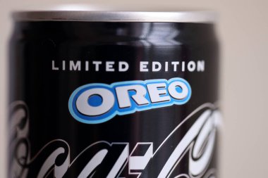 KYIV, UKRAINE - 19 Nisan 2025 Coca Cola OREO Sıfır Şekerli içecek 250 ml kutusunda. Kurabiye aromalı meşrubat işbirliği. Sınırlı üretim ürünü