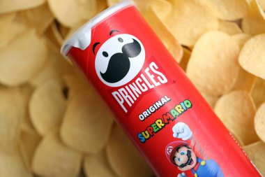 KYIV, UKRAINE - 19 Nisan 2025 Sınırlı Versiyon Pringles Süper Mario 'nun etrafındaki temalı tüpü kapatın, oyuncu grafikler ve markalaşma içeriyor
