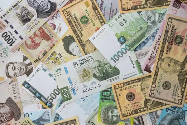 Farklı para birimlerinden ve ülkelerden yüklü miktarda para. Uluslararası nakitin çeşitli arka planında büyük bir yığın var.