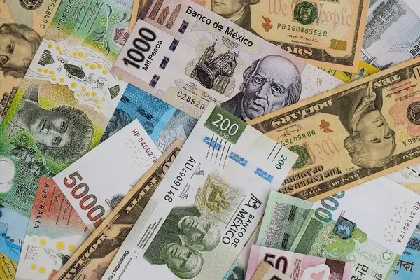 Farklı para birimlerinden ve ülkelerden yüklü miktarda para. Uluslararası nakitin çeşitli arka planında büyük bir yığın var.