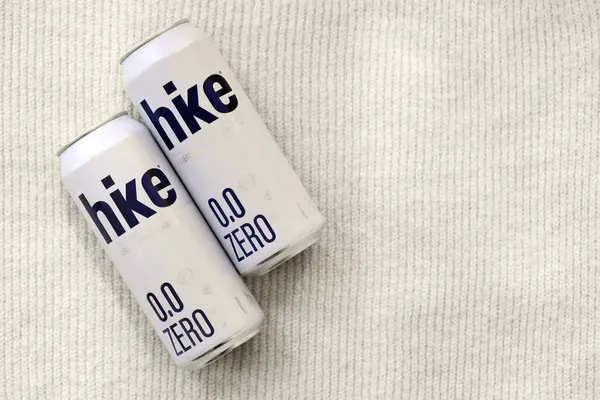 KYIV, UKRAINE - 19 Nisan 2025 Alüminyum kutularda sıfır alkolsüz bira. Bira markası logosunu kapatıyoruz.