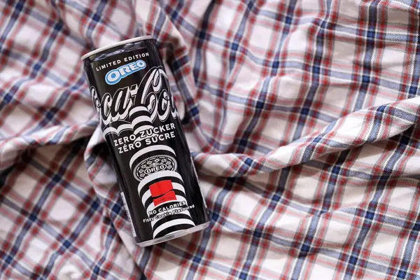 KYIV, UKRAINE - 19 Nisan 2025 Coca Cola OREO Sıfır Şekerli içecek 250 ml kutusunda. Kurabiye aromalı meşrubat işbirliği. Sınırlı üretim ürünü