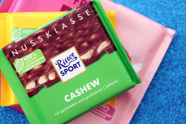 KYIV, UKRAINE - 19 Nisan 2025 Birkaç Ritter çikolatası yakın plan kağıdında. Knusperflakes tadı Kaju NussKlass ve Fruity Duo ile