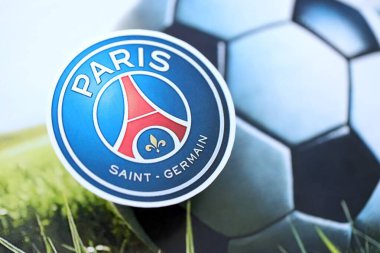 KYIV, UKRAINE - 23 Şubat 2025 Paris Saint Germain FC futbol kulübü rozeti futbol arka planında yer alıyor