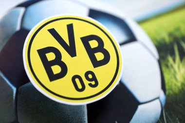 KYIV, UKRAINE - 23 Şubat 2025 Borussia Dortmund futbol kulübü rozeti futbol arkaplan pankartı üzerinde yatıyor
