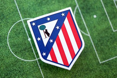 KYIV, UKRAINE - 23 Şubat 2025 Atletico de Madrid futbol kulübü rozeti futbol sahasının arka planında yer alıyor