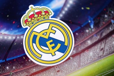 KYIV, UKRAINE - 23 Şubat 2025 Real Madrid CF futbol kulübü rozeti futbol stadyumunun arka planında yer alıyor