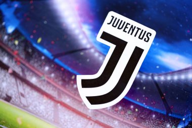 KYIV, UKRAINE - 23 Şubat 2025 Juventus FC futbol kulübü rozeti futbol stadyumunun arka planında yer alıyor