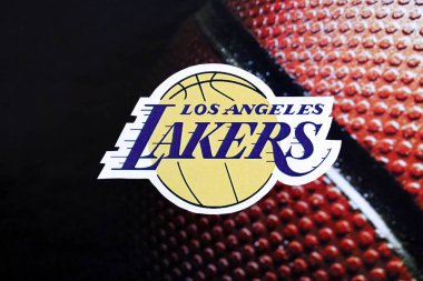KYIV, UKRAINE - 23 Şubat 2025 Los Angeles Lakers basketbol takımı rozeti basketbol arka plan pankartımızda yatıyor