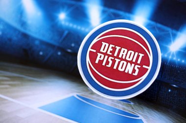 KYIV, UKRAINE - 23 Şubat 2025 Detroit Pistons basketbol takımı rozeti basketbol stadyumunun arka planında yer alıyor