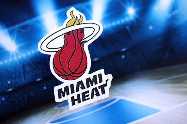 KYIV, UKRAINE - 23 Şubat 2025 Miami Heat basketbol takımı rozeti basketbol stadyumunun arka planında asılı