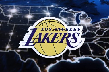 KYIV, UKRAINE - 23 Şubat 2025 Los Angeles Lakers basketbol takımı rozeti Amerika Birleşik Devletleri harita arka plan pankartıdır