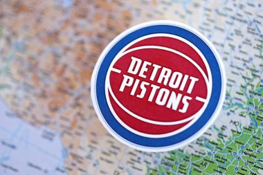 KYIV, UKRAINE - 23 Şubat 2025 Detroit Pistons basketbol takımı rozeti ABD haritasının arka planında yer alıyor