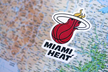 KYIV, UKRAINE - 23 Şubat 2025 Miami Heat basketbol takımı rozeti ABD harita arkaplan pankartıyla yer almaktadır