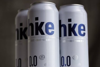 KYIV, UKRAINE - 19 Nisan 2025 Alüminyum kutularda sıfır alkolsüz bira. Bira markası logosunu kapatıyoruz.