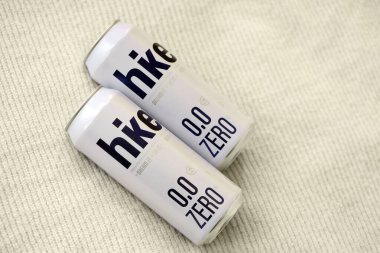 KYIV, UKRAINE - 19 Nisan 2025 Alüminyum kutularda sıfır alkolsüz bira. Bira markası logosunu kapatıyoruz.