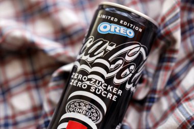 KYIV, UKRAINE - 19 Nisan 2025 Coca Cola OREO Sıfır Şekerli içecek 250 ml kutusunda. Kurabiye aromalı meşrubat işbirliği. Sınırlı üretim ürünü
