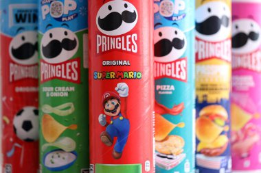 KYIV, UKRAINE - 19 Nisan 2025 Sınırlı Versiyon Pringles Süper Mario 'nun etrafındaki temalı tüpleri kapatın, oyuncu grafikler ve markalaşma içeriyor