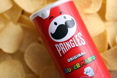 KYIV, UKRAINE - 19 Nisan 2025 Sınırlı Versiyon Pringles Süper Mario 'nun etrafındaki temalı tüpü kapatın, oyuncu grafikler ve markalaşma içeriyor