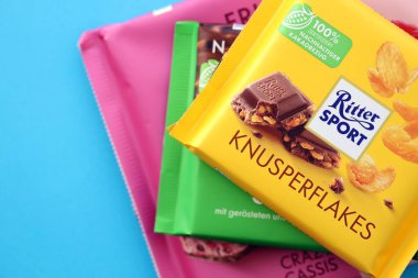 KYIV, UKRAINE - 19 Nisan 2025 Birkaç Ritter çikolatası yakın plan kağıdında. Knusperflakes tadı Kaju NussKlass ve Fruity Duo ile