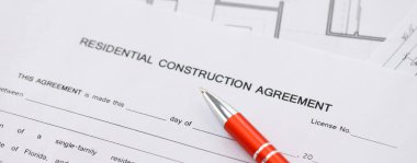 Konut inşaatı sözleşmesi ve konut inşaatı projesinin planlarının kalemi. İnşaat planı konsepti