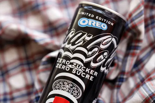 KYIV, UKRAINE - 19 Nisan 2025 Coca Cola OREO Sıfır Şekerli içecek 250 ml kutusunda. Kurabiye aromalı meşrubat işbirliği. Sınırlı üretim ürünü