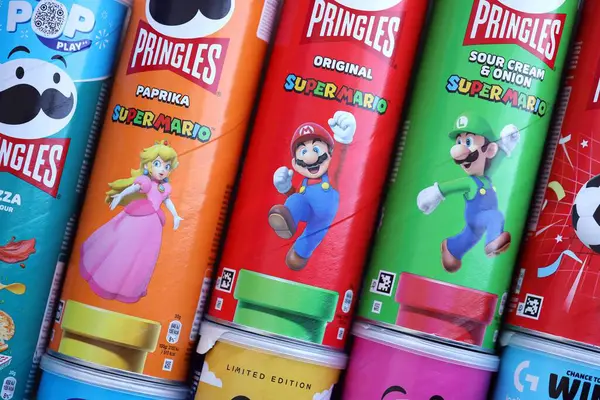 KYIV, UKRAINE - 19 Nisan 2025 Sınırlı Versiyon Pringles Süper Mario 'nun etrafındaki temalı tüpleri kapatın, oyuncu grafikler ve markalaşma içeriyor