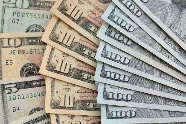 Amerikan dolarları büyük miktarlarda kapanıyor. Mali konsept