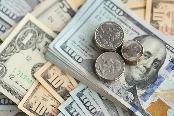 Amerikan dolarları para ve sikkeler büyük miktarda kapanıyor. Mali konsept