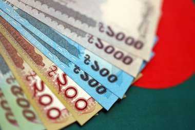 Bangladeşli para banknotları Bangladeş bayrağına yakın duruyor. Finans ve bankacılık kavramı