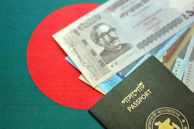 Bangladeş 'te büyük miktarda para ve pasaport Bangladeş bayraklarında asılı. Finans ve bankacılık kavramı