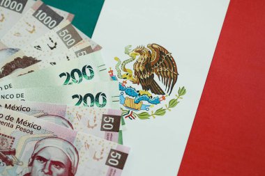 Meksika pezosu faturaları Meksika bayrağına yakın duruyor. Finans ve bankacılık kavramı