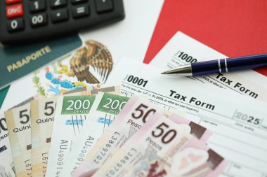 Meksika pezosu para faturaları kalem, hesap makinesi, pasaport ve vergi formlarıyla dolu. Finans ve bankacılık kavramı
