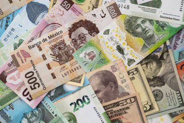 Farklı para birimlerinden ve ülkelerden yüklü miktarda para. Uluslararası nakitin çeşitli arka planında büyük bir yığın var.