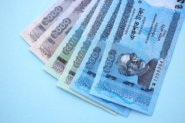 Bangladeşli para banknotları büyük miktarlarda deniz mavisi renkli masaların üzerinde. Finans ve bankacılık kavramı