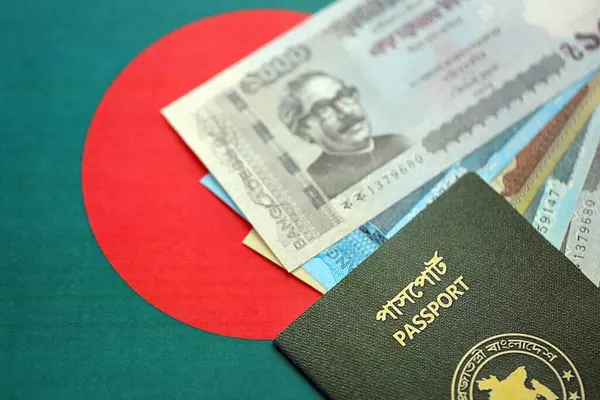 Bangladeş 'te büyük miktarda para ve pasaport Bangladeş bayraklarında asılı. Finans ve bankacılık kavramı