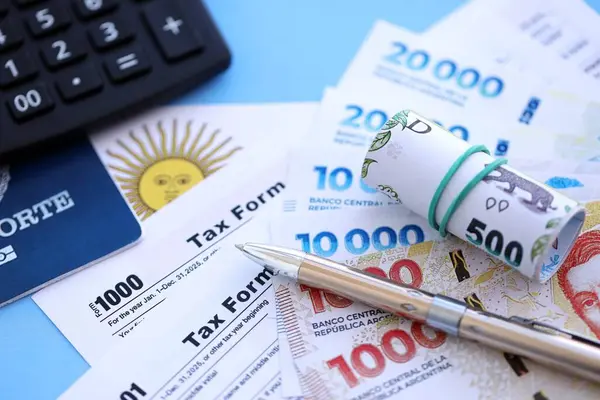 Arjantin Pezosu 'nun para faturaları kalem, hesap makinesi, pasaport ve vergi formlarıyla dolu. Finans ve bankacılık kavramı