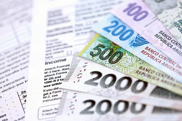 Arjantin pezosu büyük miktarlarda para masasında duruyor. Kalem ve vergi formları da yakında. Finans ve bankacılık kavramı