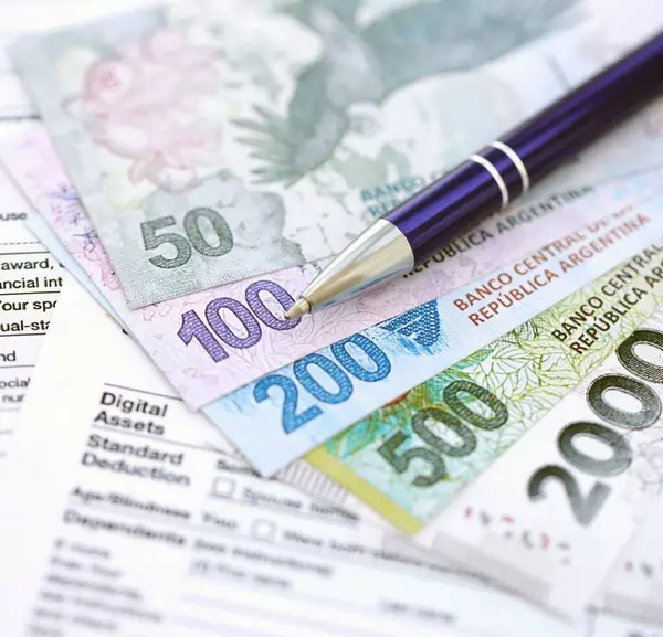 Arjantin pezosu büyük miktarlarda para masasında duruyor. Kalem ve vergi formları da yakında. Finans ve bankacılık kavramı