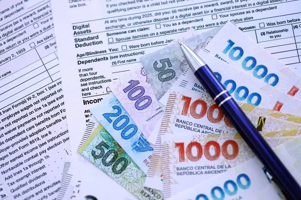 Arjantin pezosu büyük miktarlarda para masasında duruyor. Kalem ve vergi formları da yakında. Finans ve bankacılık kavramı