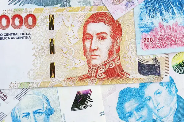 Arjantin pezosu büyük miktarlarda para beyaz masada yakın planda yatıyor. Finans ve bankacılık kavramı