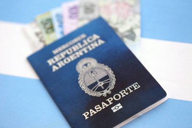 Arjantin pezosu büyük miktarda para ve pasaport Arjantin bayrağına yakın duruyor. Finans ve bankacılık kavramı