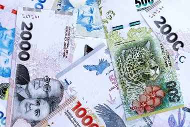 Arjantin pezosu büyük miktarlarda para beyaz masada yakın planda yatıyor. Finans ve bankacılık kavramı