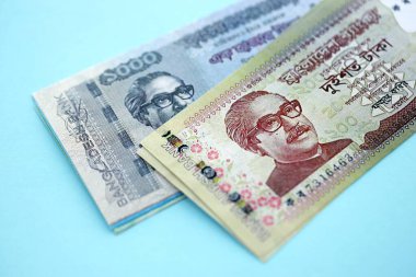 Bangladeşli para banknotları büyük miktarlarda deniz mavisi renkli masaların üzerinde. Finans ve bankacılık kavramı