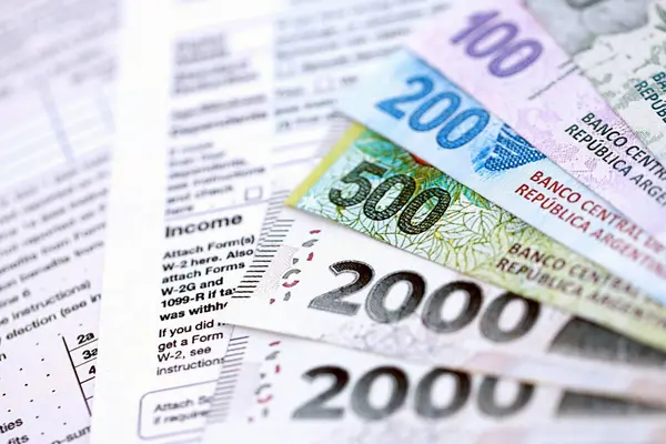 Arjantin pezosu büyük miktarlarda para masasında duruyor. Kalem ve vergi formları da yakında. Finans ve bankacılık kavramı