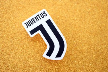 KYIV, UKRAINE - 23 Şubat 2025 Juventus FC futbol kulübü rozeti altın sarısı parıltılı arka plan pankartıyla uzanır