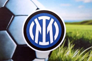 KYIV, UKRAINE - 23 Şubat 2025 Inter Milan FC futbol kulübü rozeti futbol arka planında yer alıyor