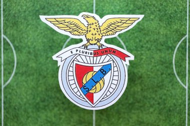 KYIV, UKRAINE - 23 Şubat 2025 Sport Lisboa ve Benfica futbol kulübü rozeti futbol sahasının arka planında yer alıyor