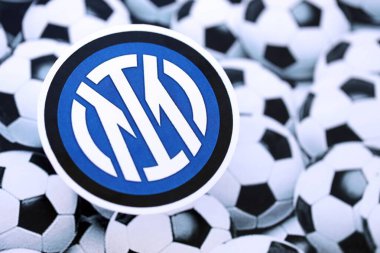 KYIV, UKRAINE - 23 Şubat 2025 Inter Milan FC futbol kulübü rozeti futbol topu arka plan pankartıyla yatmaktadır