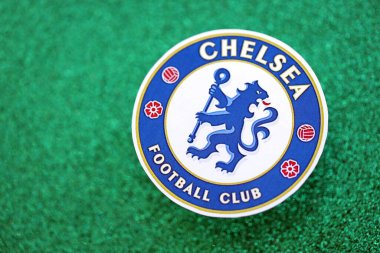 KYIV, UKRAINE - 23 Şubat 2025 Chelsea FC futbol kulübü rozeti zümrüt yeşili simli arka plan afişinde yer alıyor